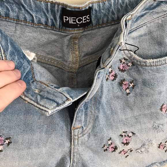 NWT ASOS Pieces Embroidered Floral High Waisted Distressed Frayed Denim Shorts - Picture 6 of 11
